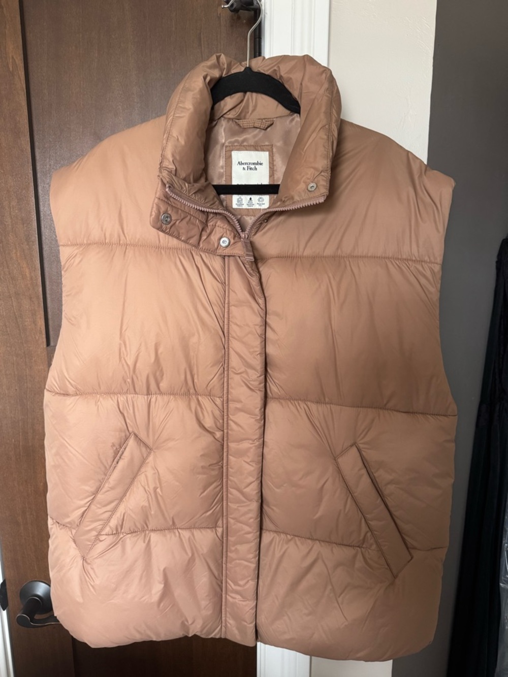 New Abercrombie Women's
Oversize Fit
Quilted Puffer Vest Size
Large